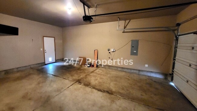 Building Photo - Charming 4B/3BA Craftsman in Gresham!