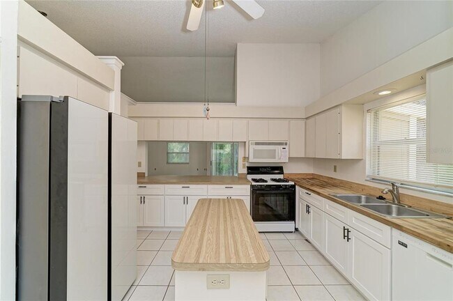 Building Photo - 4863 Village Garden Dr