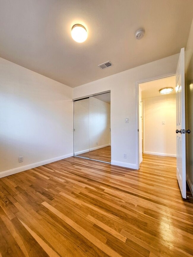 Building Photo - Beautifully Remodeled 3bd Single Story House With Bonus Room & Storage Space!
