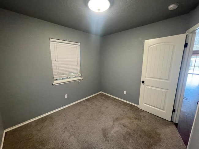Building Photo - Adorable 4 Bedroom Home For Lease
