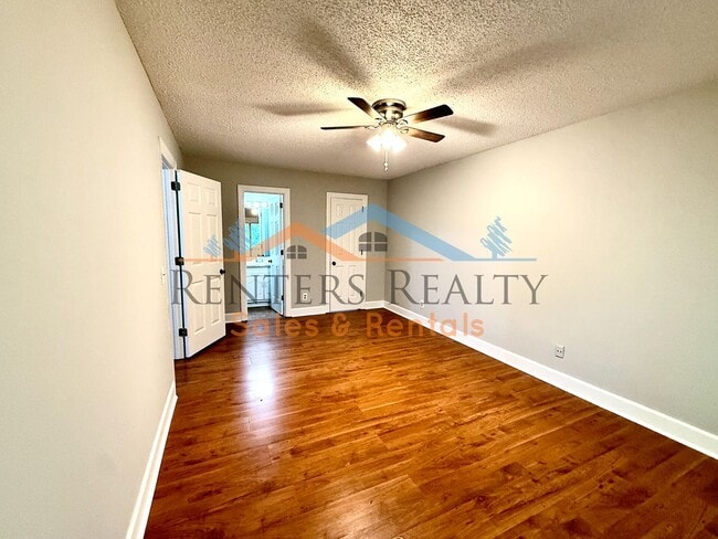 Building Photo - 2105 Epworth Dr NE
