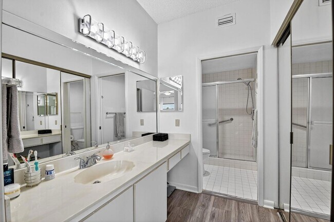 Building Photo - 6193 Pointe Regal Cir