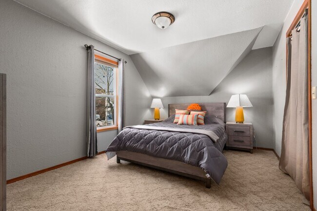 Building Photo - 1412 N Durkee St