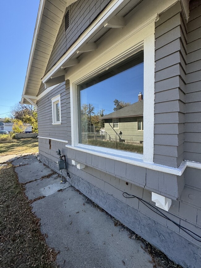 Building Photo - 716 7th Ave S