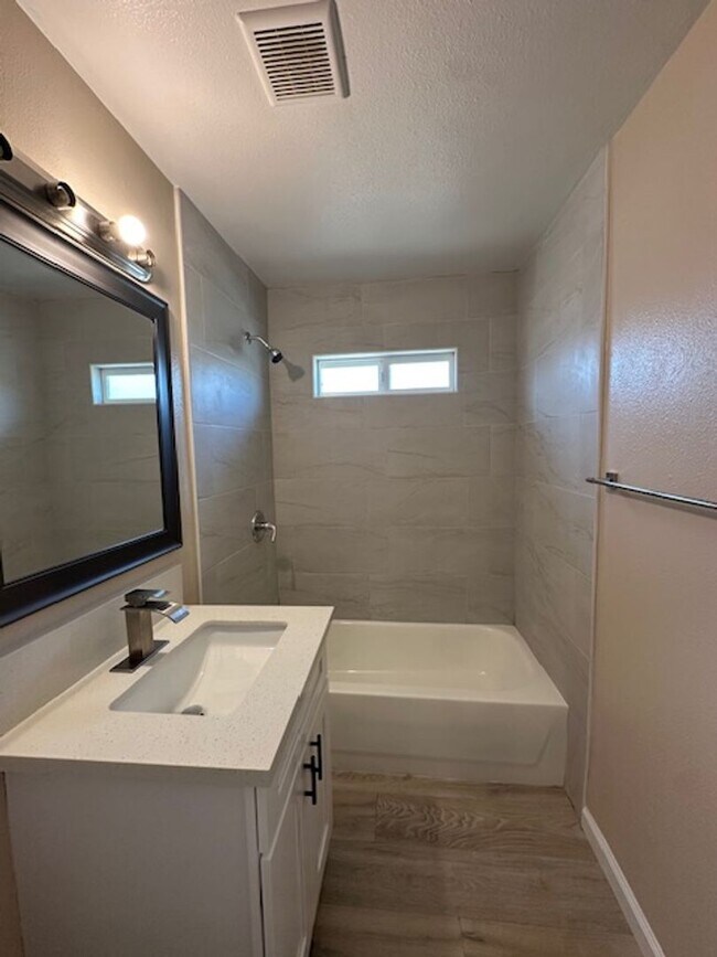 Building Photo - 4 bedroom in Desert Hot Springs