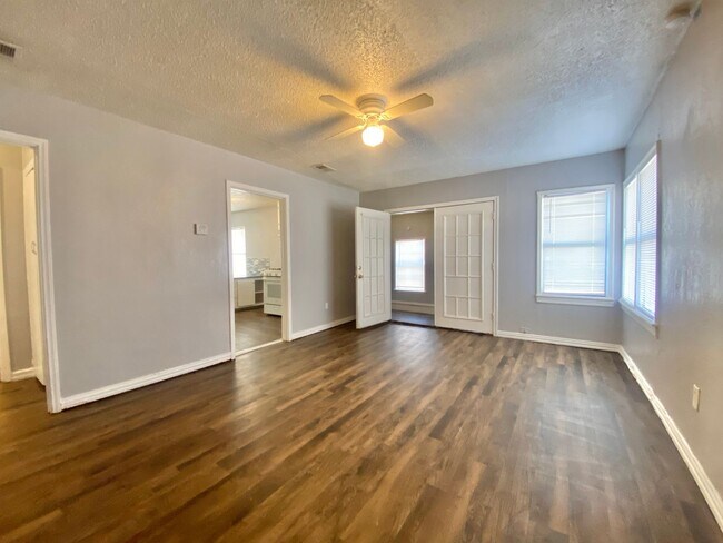 Building Photo - Great rental now available near Texas Tech University and UMC.