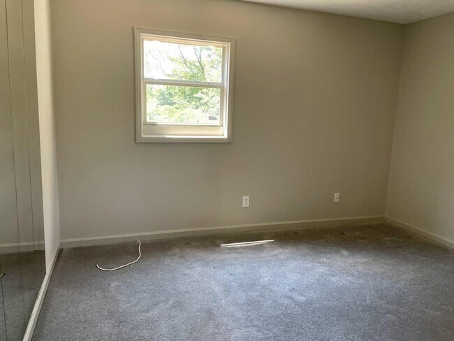 Building Photo - 10135 Port Royal Ct