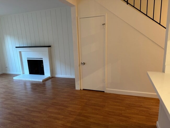 Building Photo - EPIC REA: 2 BR/1 BA Townhome w/ 1 Parking in Great Corte Madera