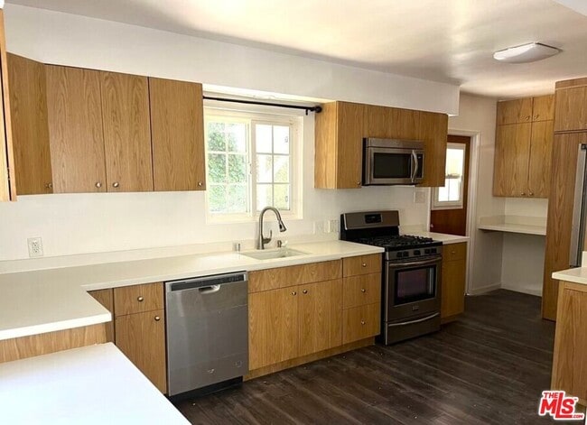 Building Photo - 1290 Clubhouse Dr