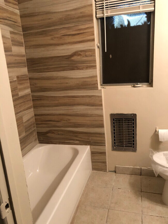 Building Photo - 407 Violet Ave