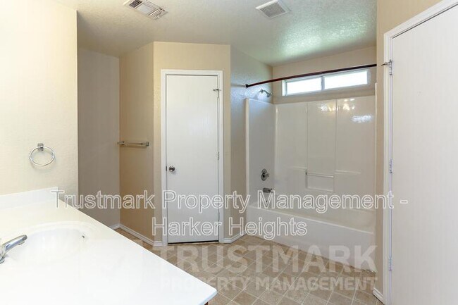 Building Photo - 3907 Deputy Dr