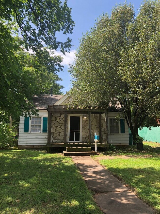 Primary Photo - 2 Bed 1 Bath - Refrigerator Included - Urb...