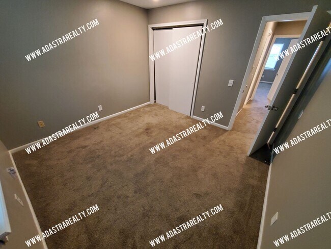 Building Photo - Very Nice 3 Bedroom/1 Bath Duplex in Olathe-Available in JULY!!!