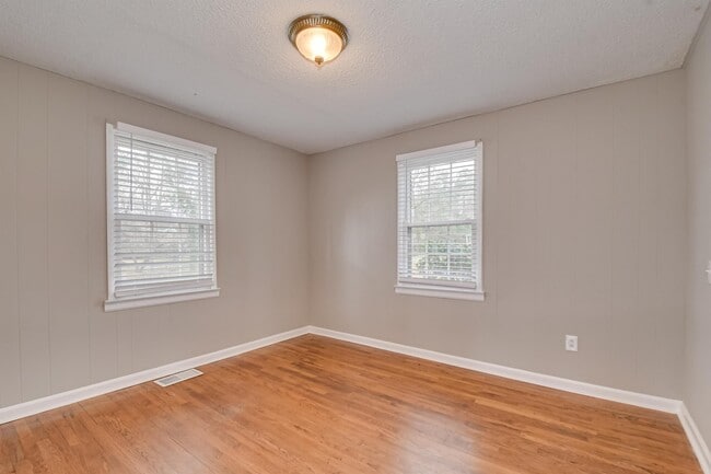 Building Photo - 1019 1/2 Bedford Dr