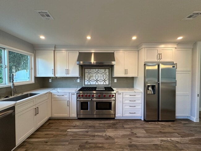 Building Photo - Stunning 4+3 pool home in Agoura Hills -Co...