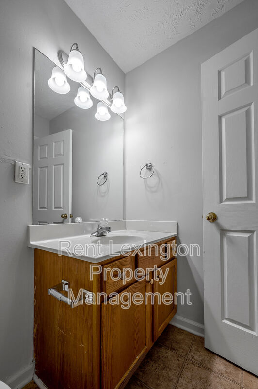 Building Photo - 660 Morgan Hills Dr