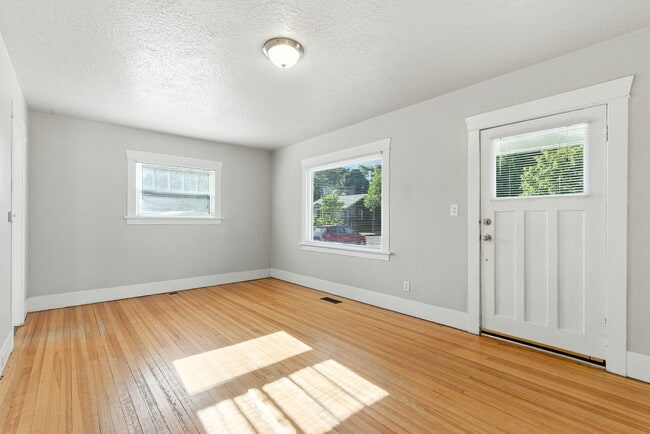 Building Photo - 3155 N Farragut St