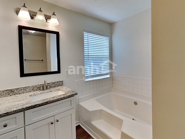 Building Photo - 375 Ermines Way