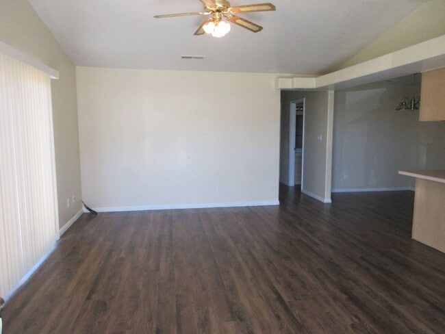 Building Photo - Move-In Bonus -3 bed, 2 bath Twin Home