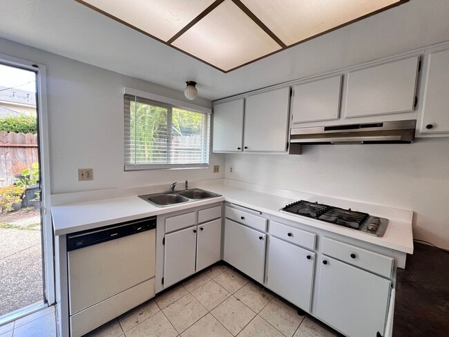 Building Photo - 3 Bedroom, 2.5 bath with Private Patio, At...