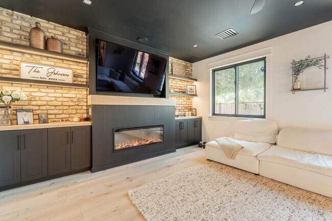 Building Photo - 3852 E Comstock Dr