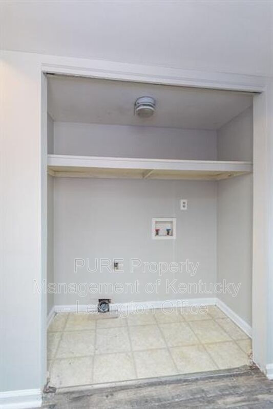 Building Photo - 3736 Camelot Dr