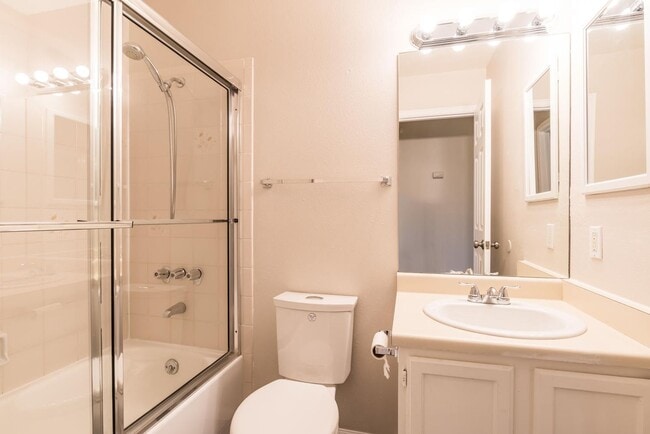 Building Photo - Spacious 3 Bedroom, 3 Bathroom Willowbrook Condo in Gunbarrel