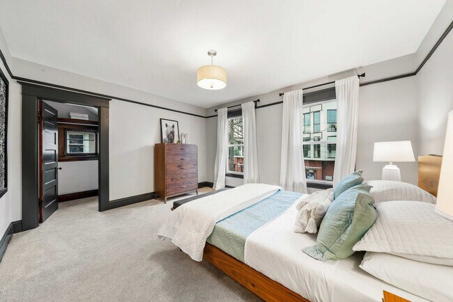 Building Photo - 3820 SE Belmont St