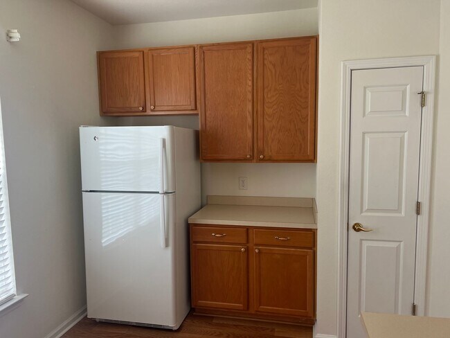 Building Photo - Gorgeous 3 Bedroom townhome in Carolina Fo...