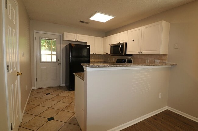 Building Photo - Light and Bright End unit 3 bdrm 2 bath to...