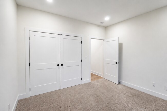 Building Photo - 511 Creekview Ln