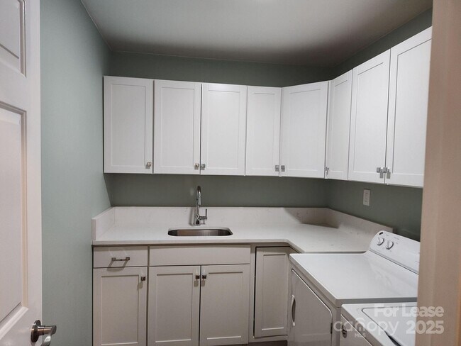 Building Photo - 5206 Dunrobin Ln