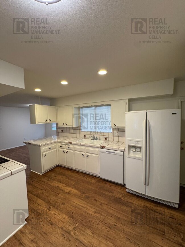 Building Photo - Spacious 3-Bedroom Home with Sunroom & Upg...