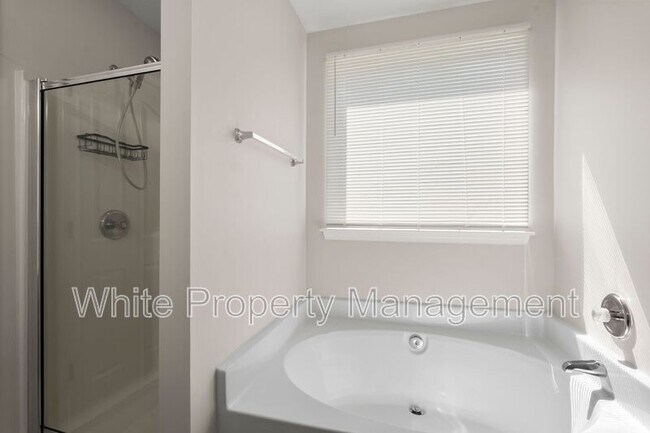 Building Photo - 12427 Oakton Hunt Dr