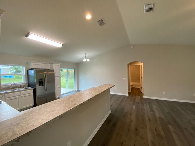Building Photo - Custom Home - Desirable SE Ocala Neighborh...