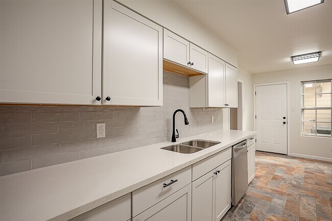 Building Photo - 6317 Ivanhoe Ln