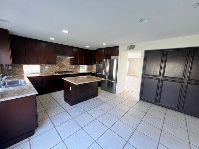 Building Photo - $4,500 - 4 Bed 2.5 Bath House located in G...