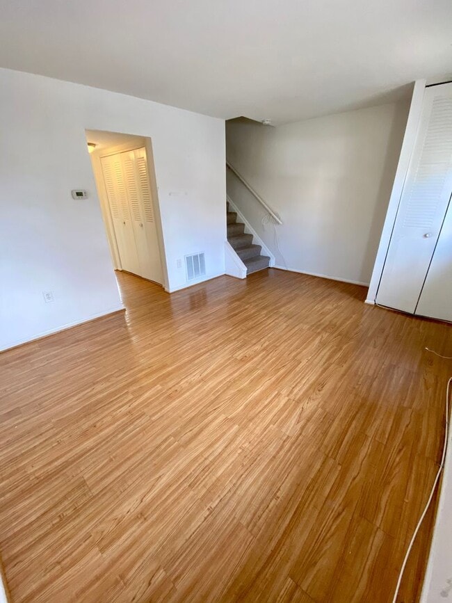 Building Photo - 2 Bedroom Townhouse in Hilltop Village!