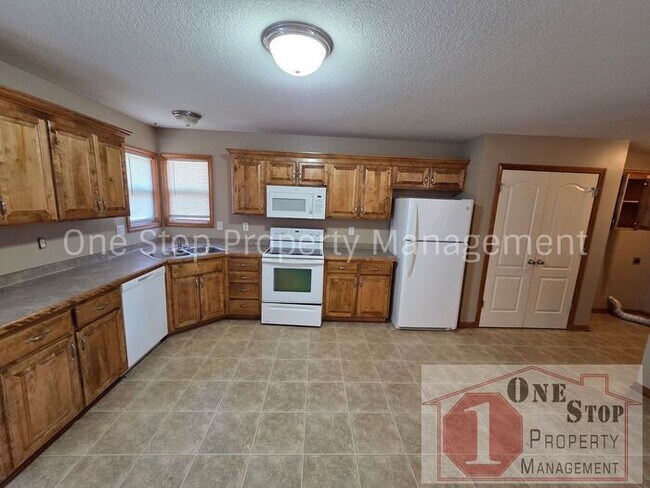 Building Photo - Beautiful 3-Bedroom 2.5 Bathroom in Independence