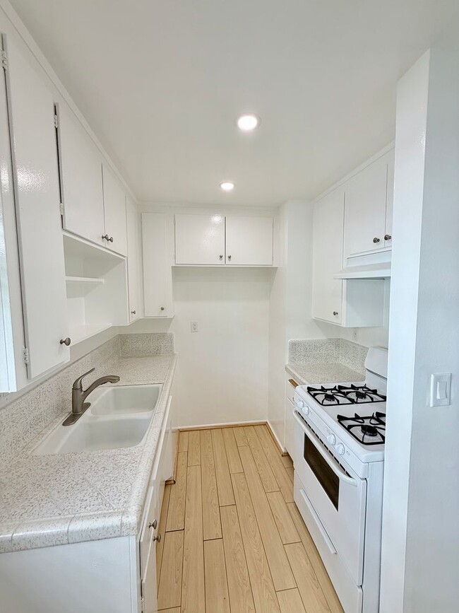 Building Photo - 1219 Barry Ave