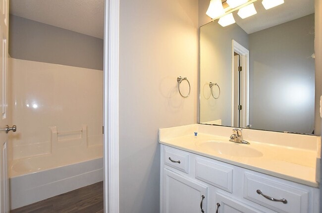 Building Photo - Three Bedroom House in Platte City