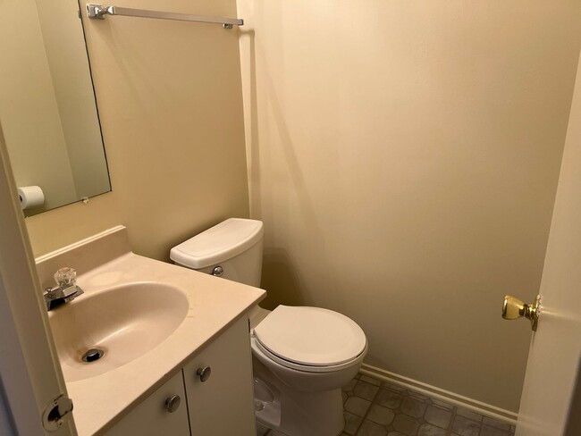 Building Photo - Spacious Townhome Close To EVERYTHING