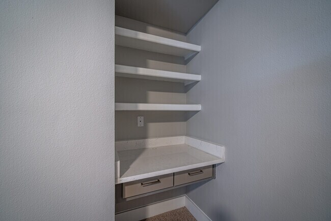 Building Photo - Available Now – Modern Apartment for Rent