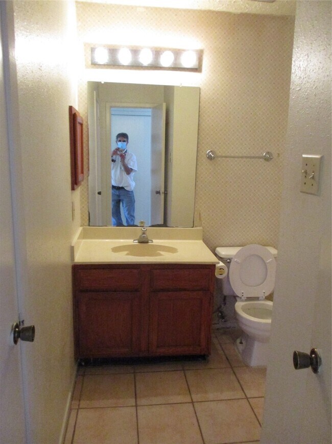 Building Photo - 19947 Mountain Dale Dr