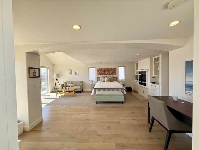 Building Photo - 3744 Ocean Dr