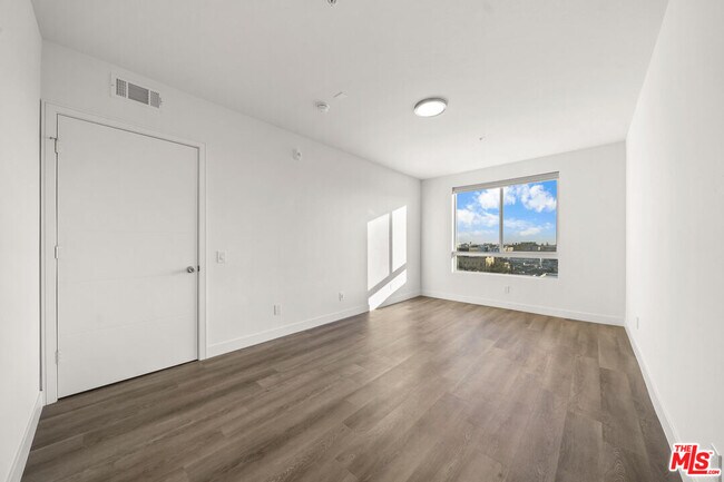 Building Photo - 900 S Kenmore Ave