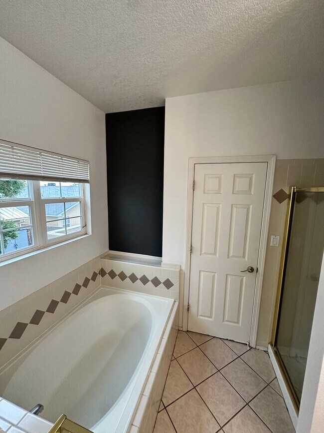 Building Photo - Tons of Character! 3 bed 2.5 bath amazing ...