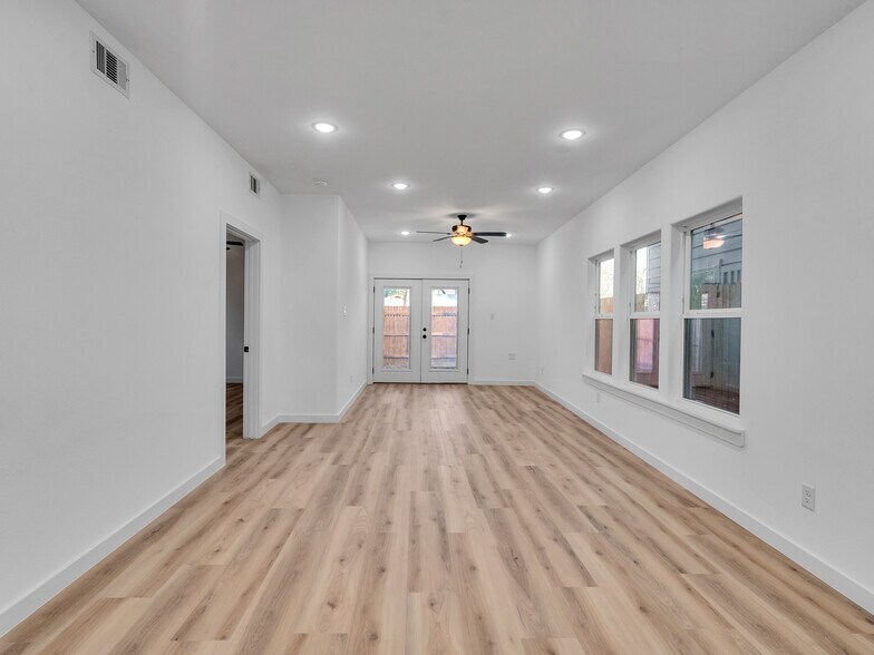 Building Photo - 9410 Firnat St