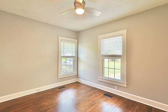 Building Photo - South Knoxville Cottage!!!