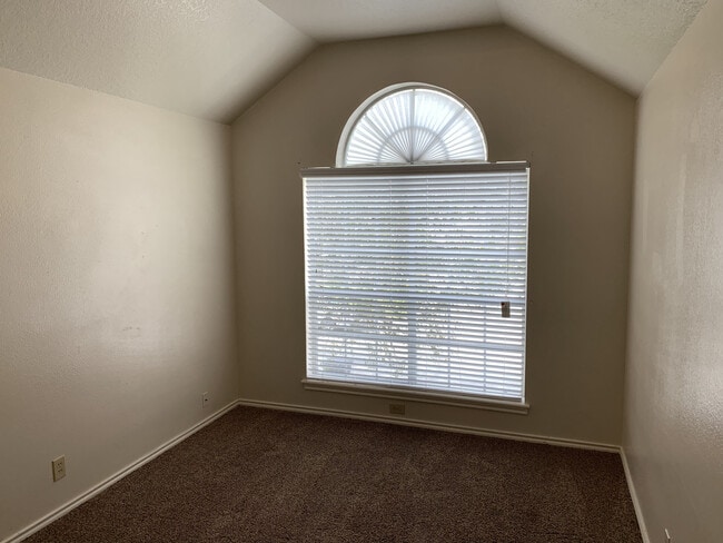 Building Photo - CHARMING 2 STORY IN DESIRED COMMUNITY*OPEN...